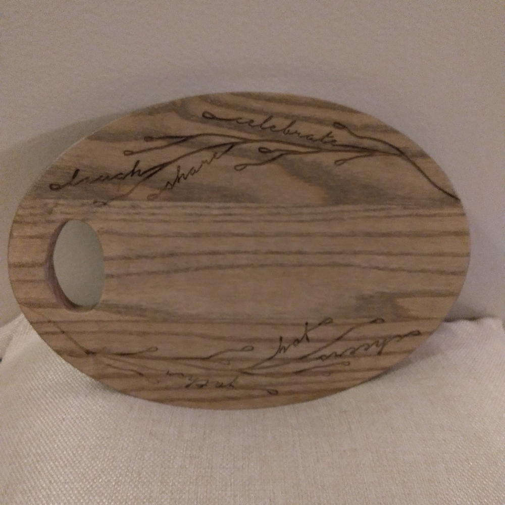 🔴3/$10🔴Very cute 😍 wood cutting board with handle